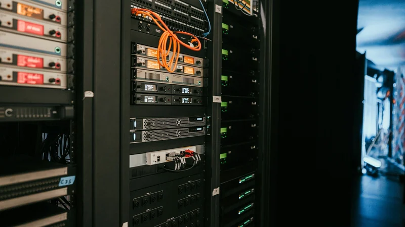 Salle serveurs et infrastructure télécoms en environnement professionnel.